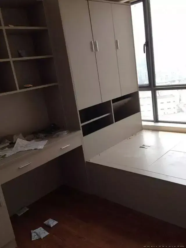 次卧定制的榻榻米房,连体的书桌,衣柜以及床,美观又有大容量的收纳