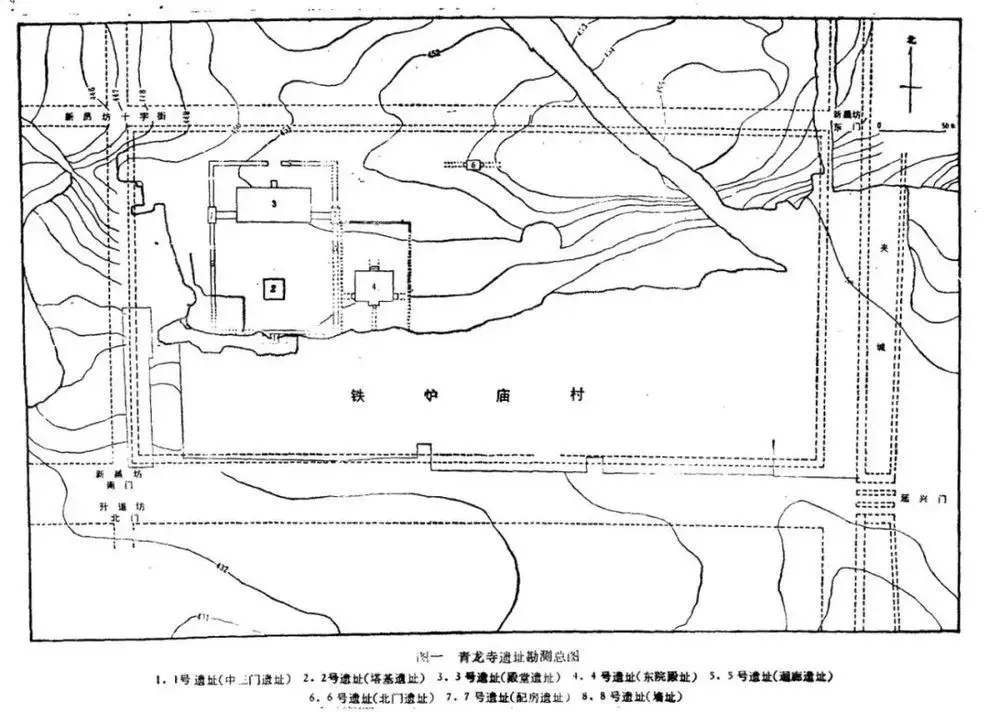 寺院的南门面向延兴门街,进山门后一路拾阶而上,路上