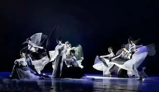大型水墨开场舞《诗经》,用传统中国画水墨笔法作画,绘出舞者的动态和