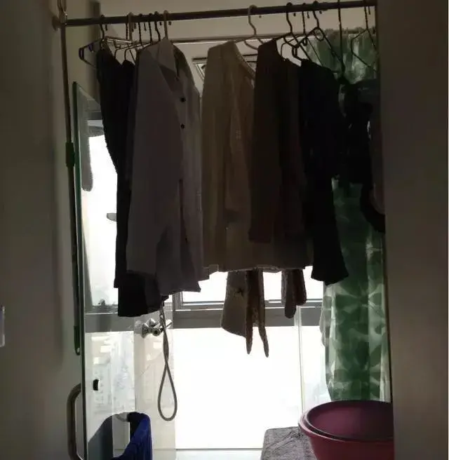 阳台,晾衣服和洗澡都在这里