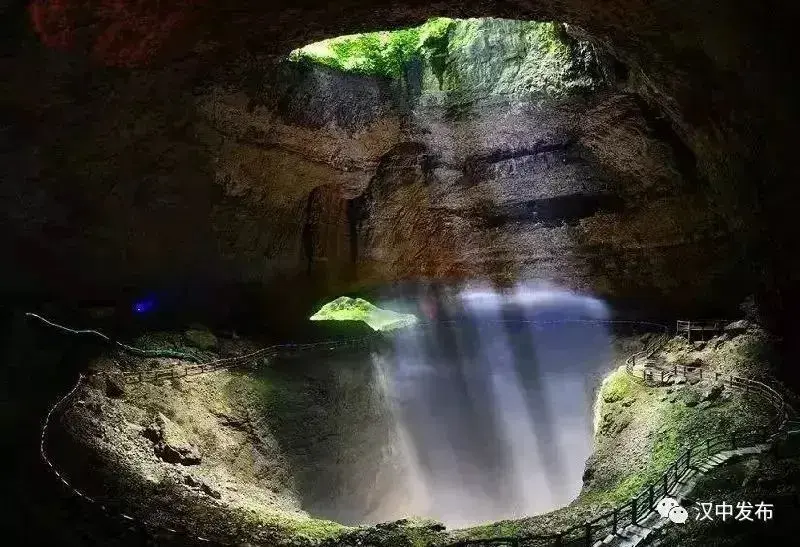 54处,占世界天坑总量的四分之一,其中镇巴圈子崖天坑为世界第五大天坑