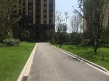 高新区 微电园 装修四房 朝中庭看游泳池