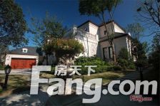 精装修 花园比较大 临大河 位置好