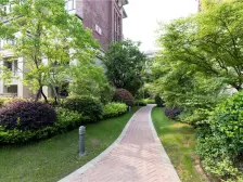 青山湖畔,户型方正,民用水电的毛坯公寓