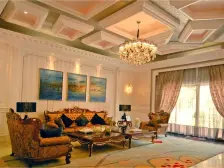 联排别墅中间位置,花园方正,外观设计气派