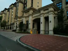 纯洋房小区 中间位置 带露台 户型方正 通车库 急售!