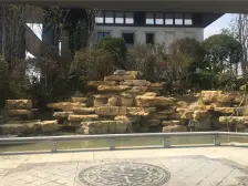 朝南,看小区中庭小桥水榭,中间楼层