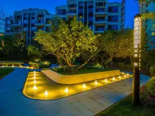 万达旁边新小区,龙湖开发,小区环境优美。