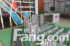 此房户型方正 楼层好 前边是洋房 全天无遮挡