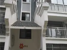 交通便利,小区环境好精装修,可拧包入住,看房方便