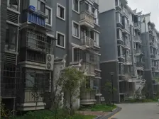 一楼带院子 价格可谈 小区比较新16年的