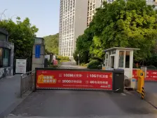 三号线铜元局轻轨站旁,跃层户型 面积大,住家安静
