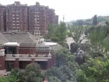 万达广场旁,带40平方的花园,户型方正,全朝中庭。