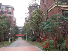 :万达广场的旁边,位置很好,全朝中庭,