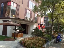 业主诚心出售,随时可看,次新房小区,北龙湖居中位置