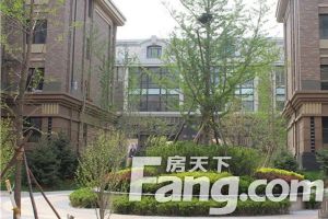 封闭式小区,购物方便,交通便利。小区安静楼层好