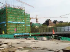 南向望花园,四房两卫,南向采光通风,视野比较开阔