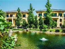 雪野湖旁莱芜恒大金碧天下254平南院子两层带地下170万