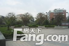 带车库 简装三开间朝南 户型方正 双阳台 洋房