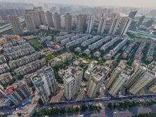 精装修错层5室,客厅挑高约4.2米,楼层好,南北通透