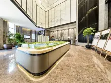 下叠别墅一楼带前后花园 距离轻轨步行300米左右