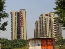 大三房两卫,户型好双面采光东南向。双阳台