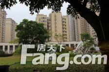 地铁口物业,万科精装三房, 朝南看花园,户型方正