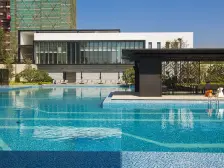 精装修四房,随时可以看房,小区中间位置。