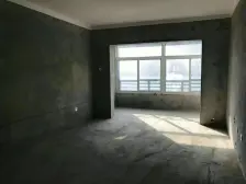 此房满五年,户型好,楼层佳,闹中取静,有朝南汽车库