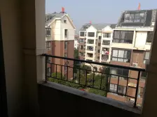 正荣大湖之都南岸公园 南北通透,采光好 装修好,环镜优美 视野好,诚心出售