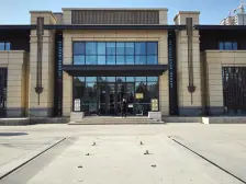 步行即可到十五中东门运河城银座贵和生活方便舒适。