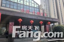 此房是小三房 客厅朝南 两室朝南的户型 中间楼层