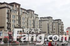 顶楼复式,看房方便,价格可议。带地上车位