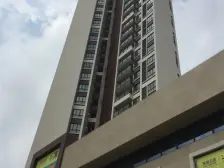 小区花园大,绿化好,一个集饮食购物娱乐的生活环境。