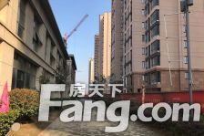 楼上楼下单独门 房子大 敞亮 住着舒适