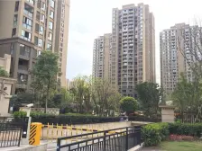 带车位精装修大三房,近轻轨中间楼层,龙湖物业