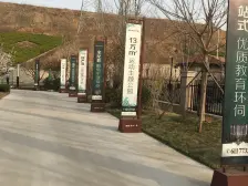 房子位置相当好,带2个车位和1个小棚,带85平地下室,