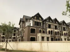 一楼带院、带地下室、低价出售、好位置、临河