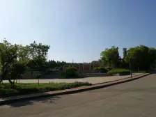 房子是地上三层院子80平左右带两个车位环境好适合居住