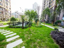 此房是一线湖景,中间楼层,坐北朝南