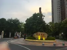 此房是联排中间位 全新装修 上下一起有五层 可约看房