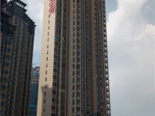 地铁口四号线,购物方便。顶楼复式前后一个大露台。