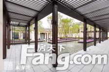 别墅小区品质楼盘密度低,绿花多,环境好,适合居住。