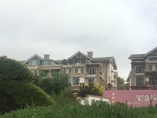 联排别墅、大花园、水库全景、视野开阔。