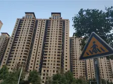 前排临河,推窗见景,现代装修拎包入住,带双车位