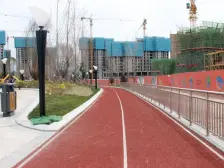 边户大院子,有露台,阁楼,地上车位,采光充足