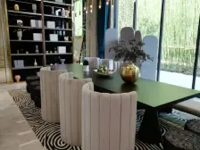 本房为洋房正规四房,小区外面有在建的公园