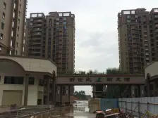 新世纪颐龙湾 毛坯4房 南北通透 楼层好 价钱可商议