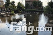 此户型使用面积大,户型方正看房随时,纯毛坯出售。