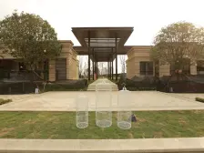 1梯2户板式结构,纯洋房小区,带40平花园 门口双轻轨